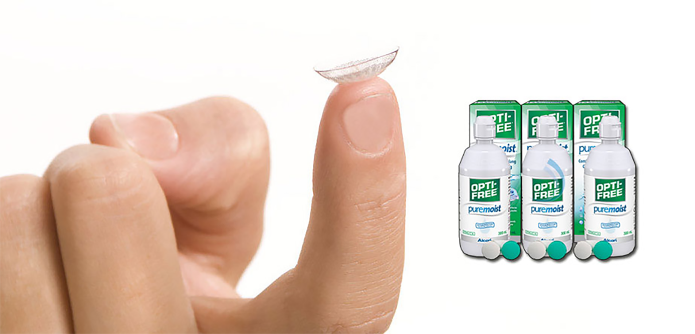 Vinger met daarop een contactlens