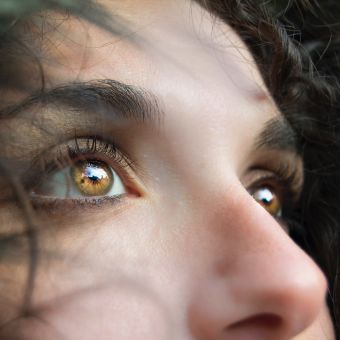 vrouw met bruine ogen