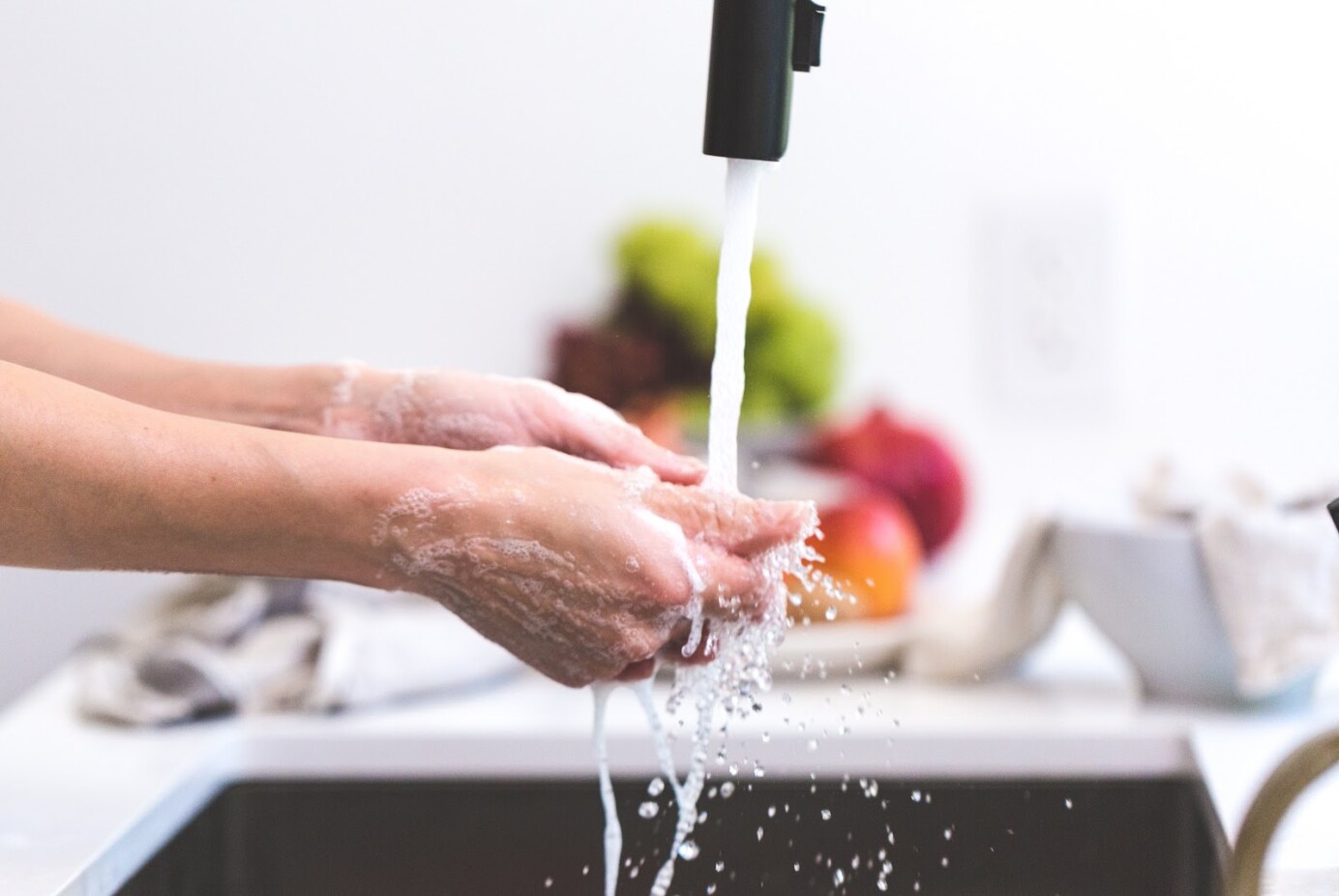 handen wassen onder de kraan