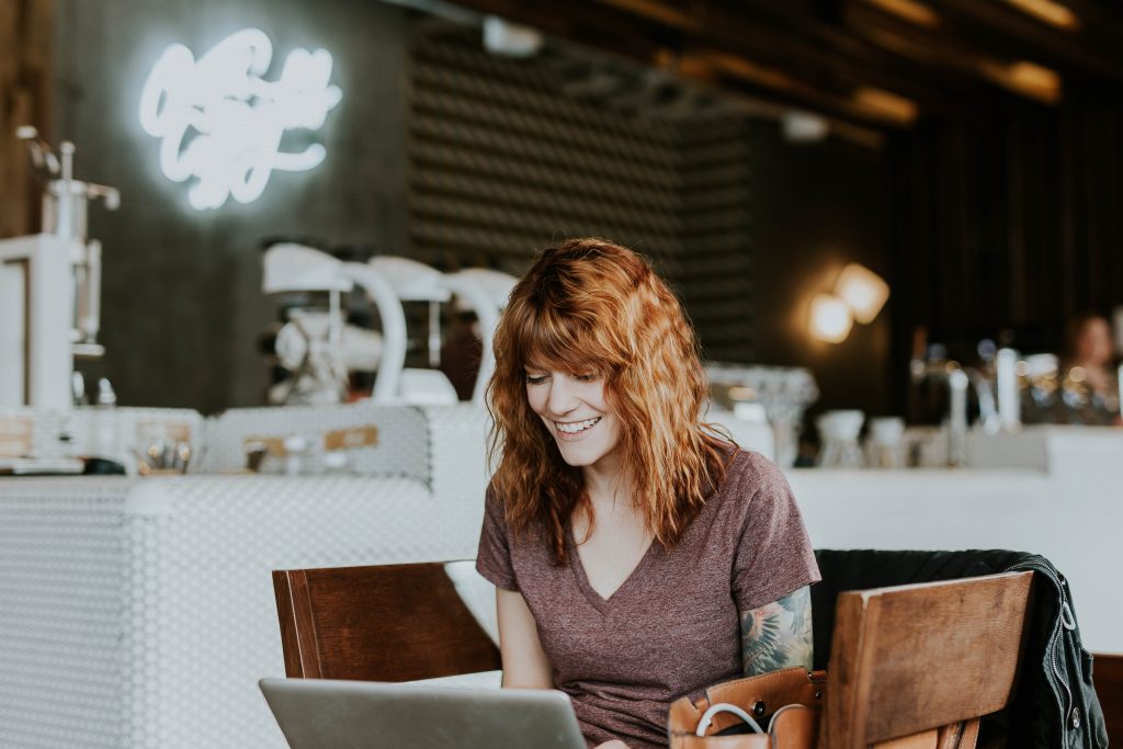 vrouw achter de laptop