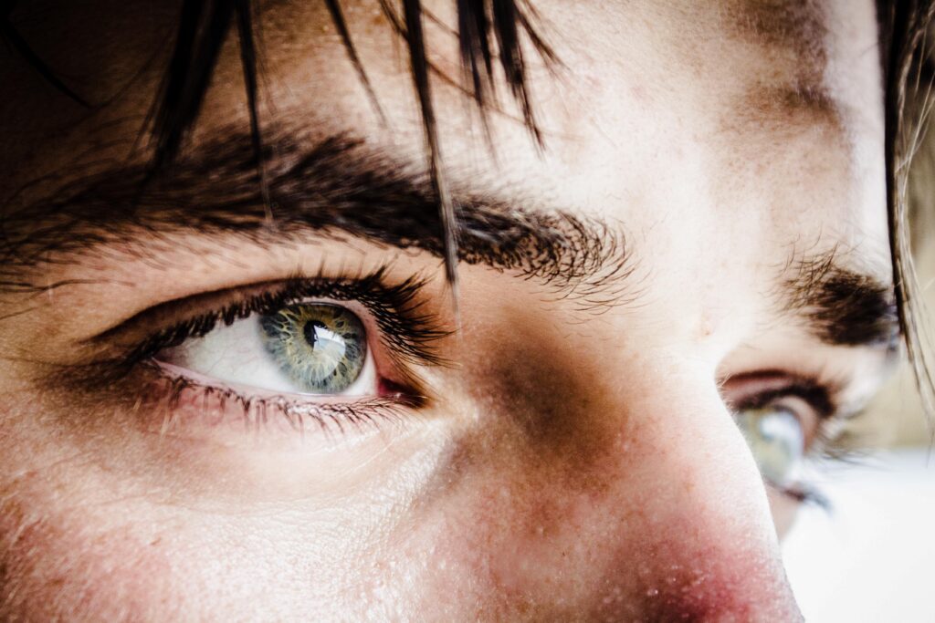 mannengezicht groene ogen