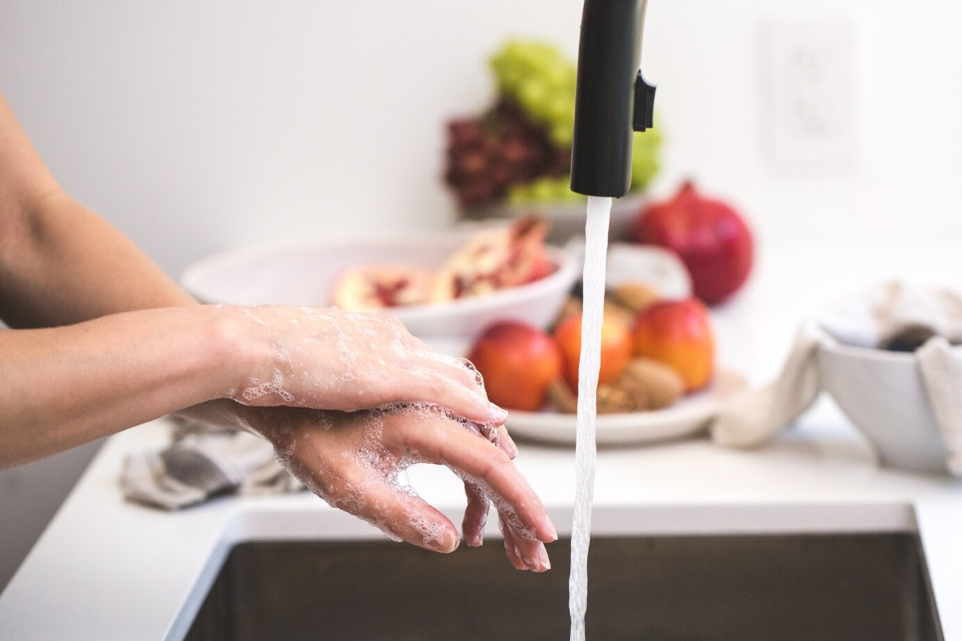 Handen wassen onder kraan