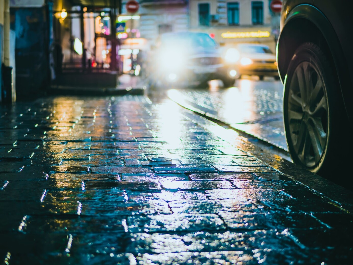straat op een regenachtige dag