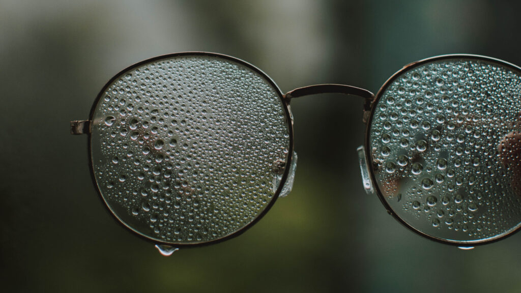 bril met regendruppels