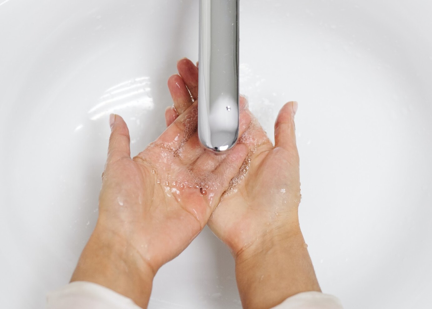 Handen wassen onder de kraan