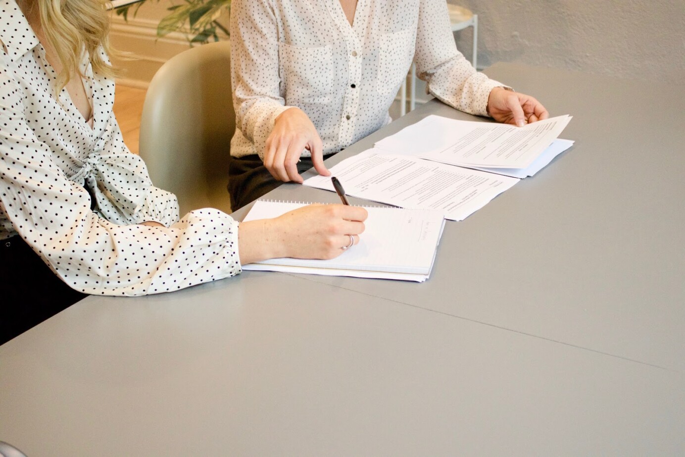 vrouwen handen die op papier schrijven