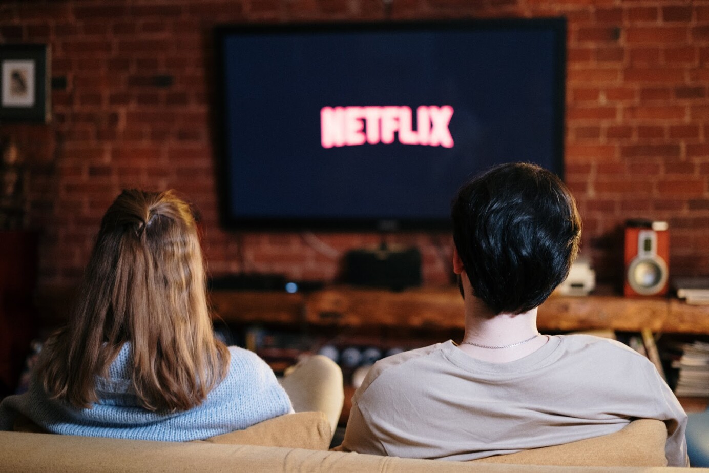 Mensen die op de bank Netflix kijken