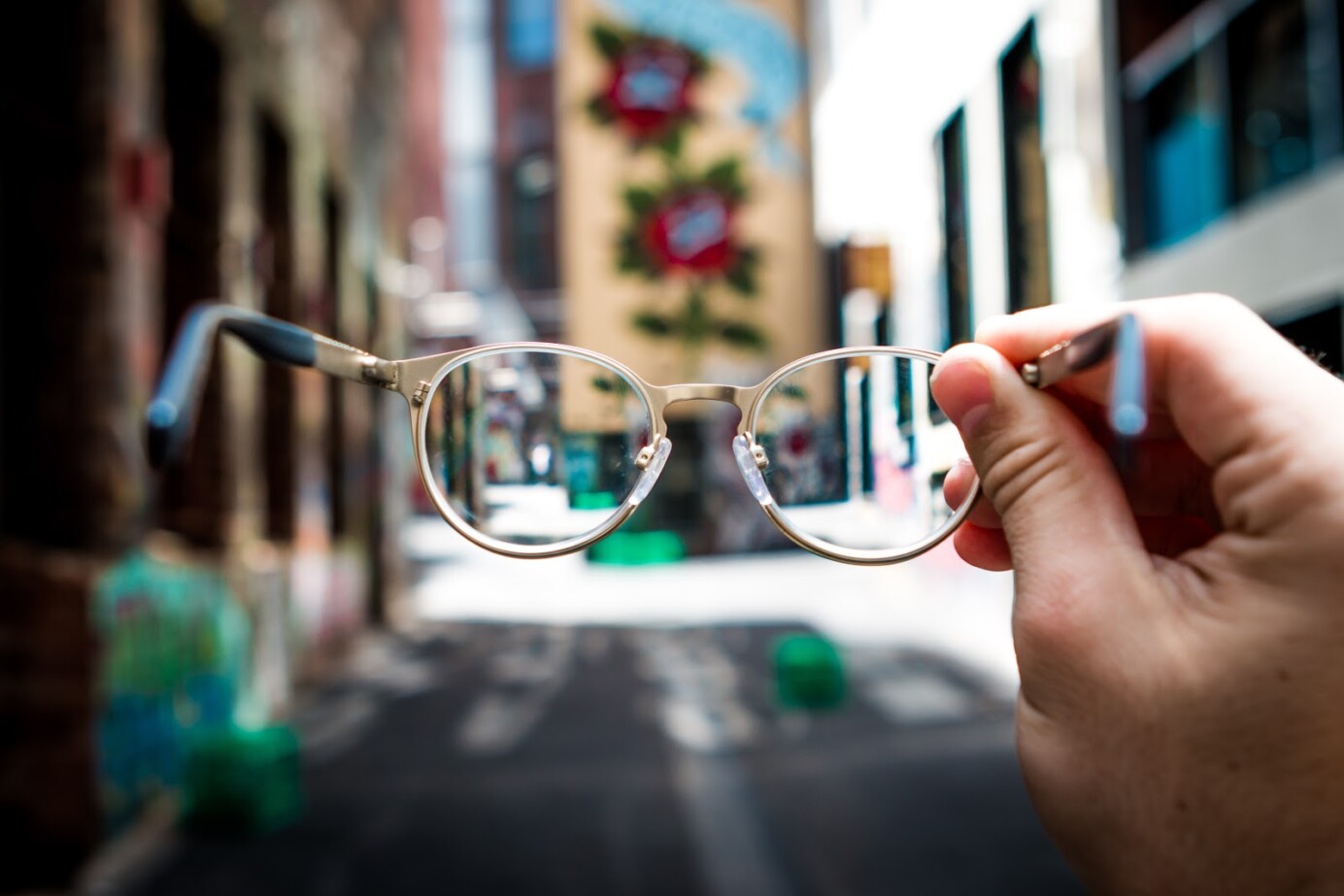 Door losse bril kijken in straat
