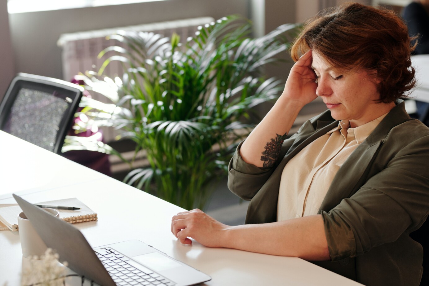 vrouw met vermoeide droge ogen