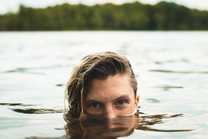 Vrouw in natuurwater