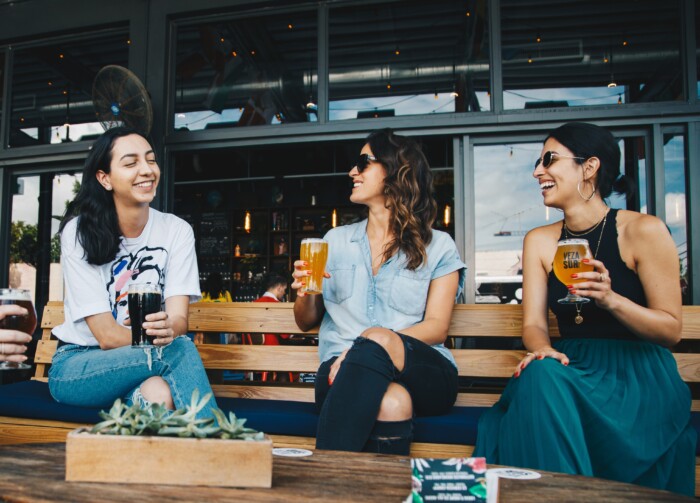 Vrouwen op een terras na corona