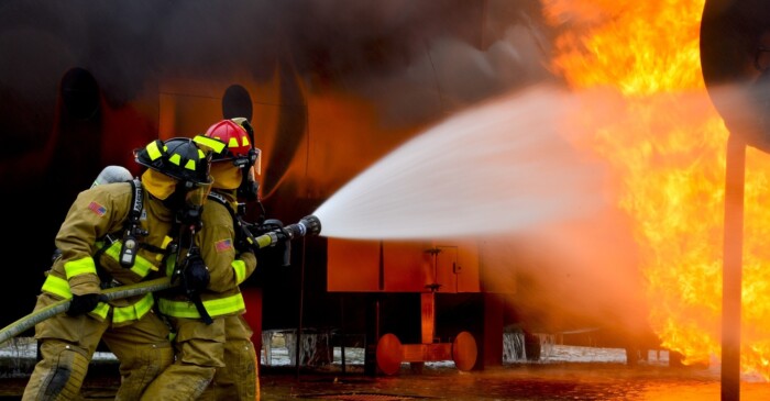 Brandweer die een brand blust