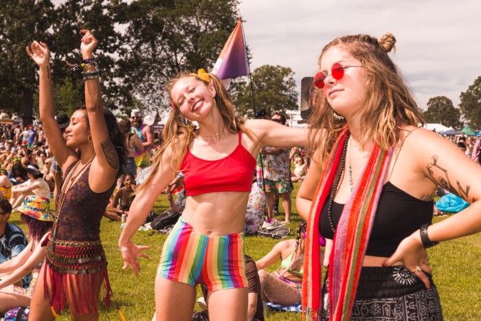 Jonge vrouwen op een festival