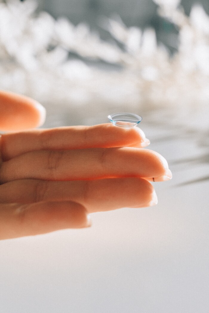 Contactlens, liggend op een wijsvinger