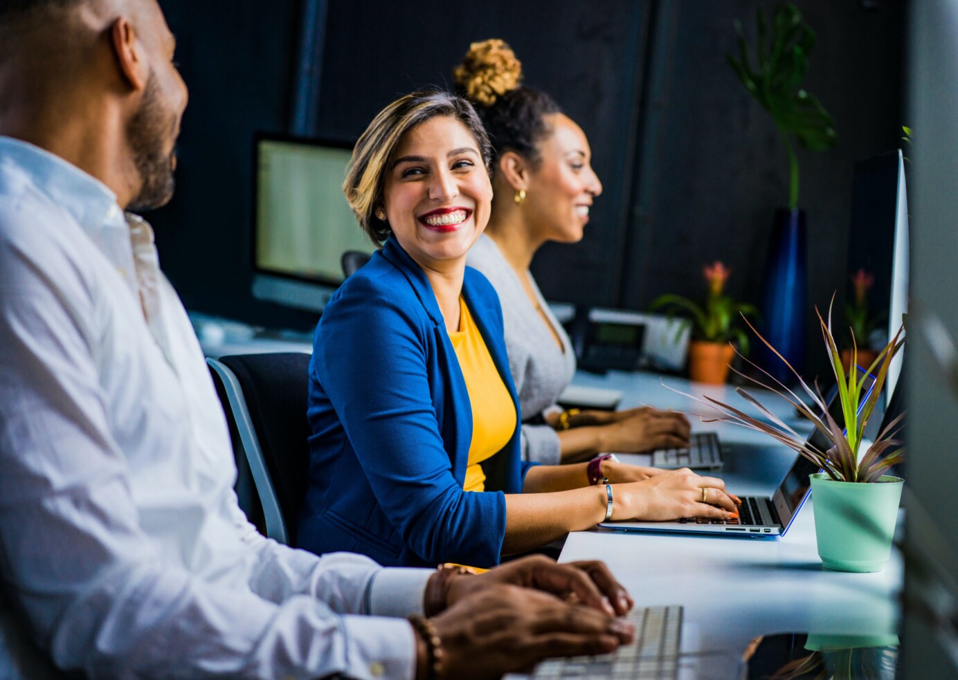 Vrouw aan het werk achter computer