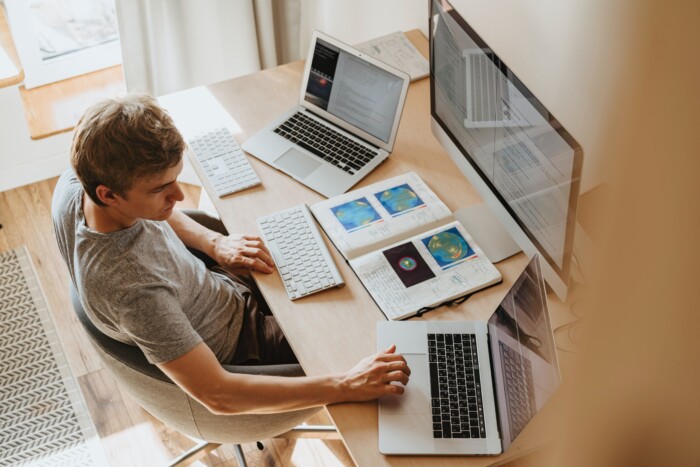 Man achter veel computerschermen