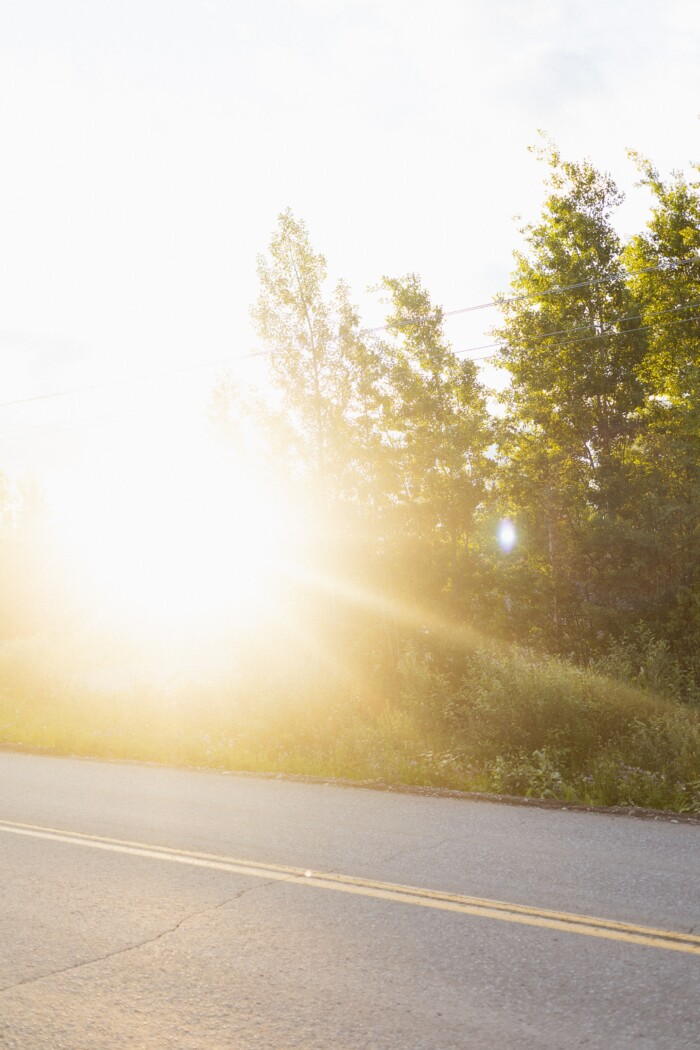 Felle zon op een autoweg