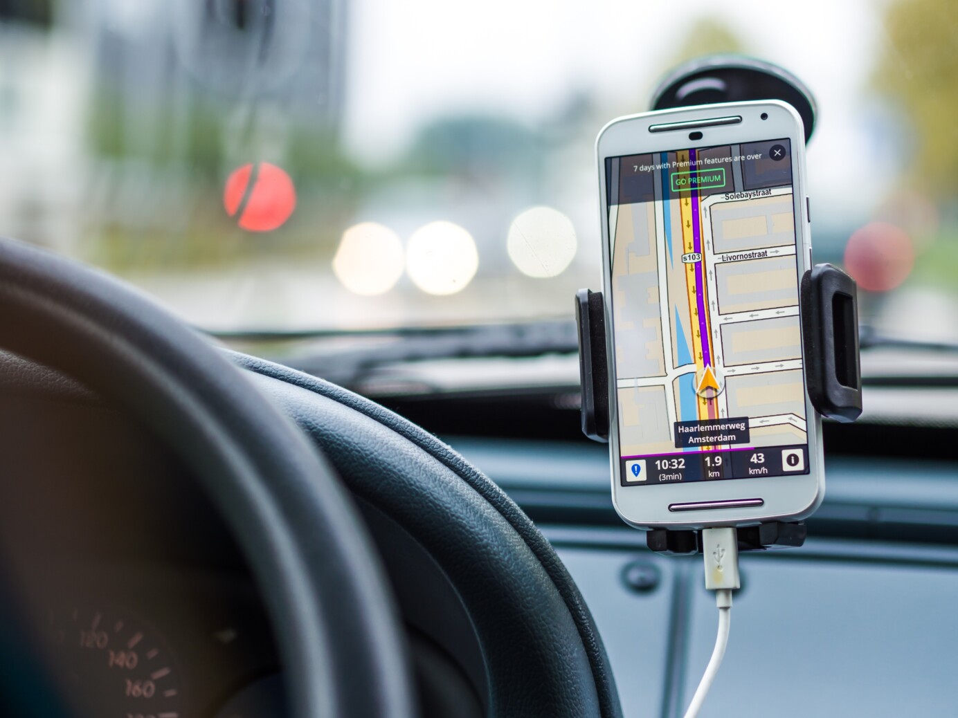 Telefoon met navigatie in een auto