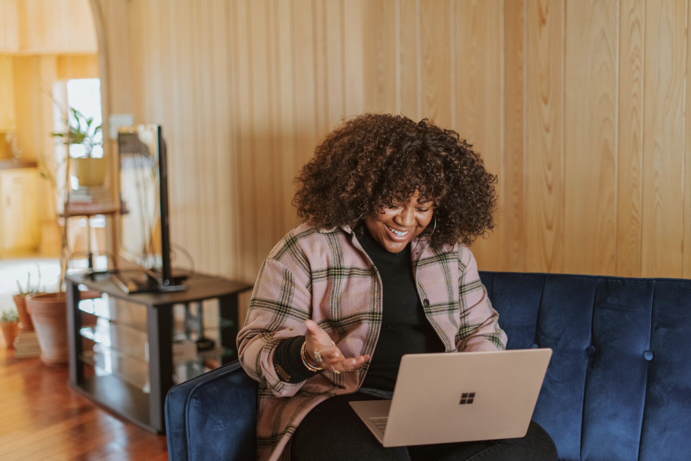 Vrouw achter laptop