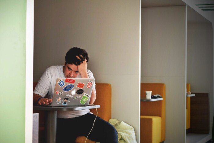 Jonge man met stress achter laptop