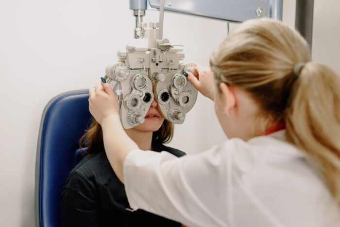 Specialist doet een oogmeting bij een vrouw