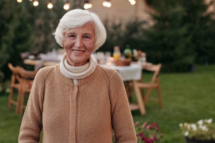 Oudere vrouw op een tuinfeest