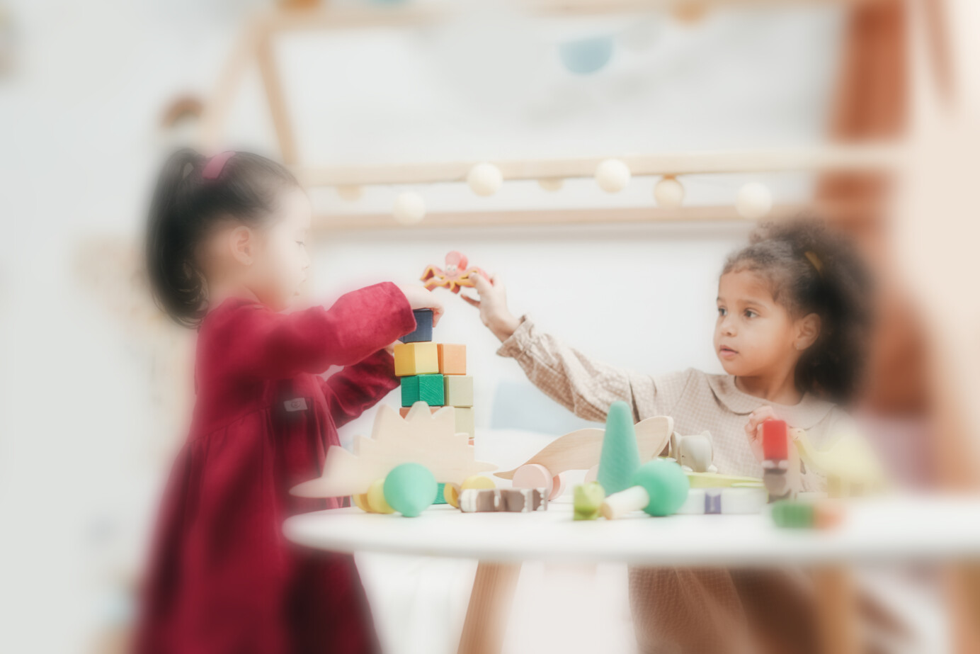 Twee spelende kinderen zoals iemand met glaucoom dat ziet