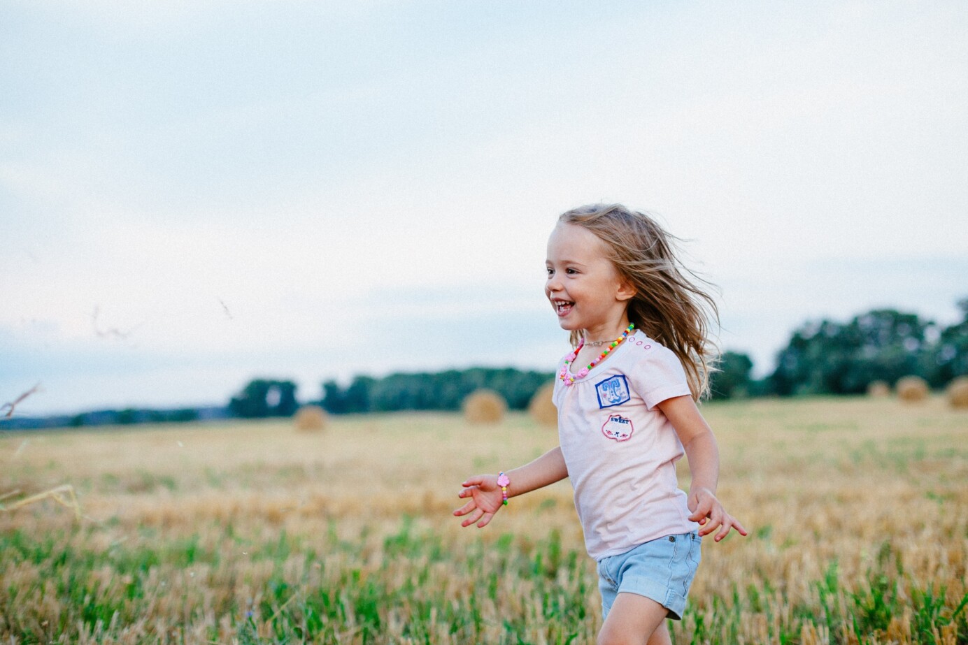 Jong meisje rent door een veld