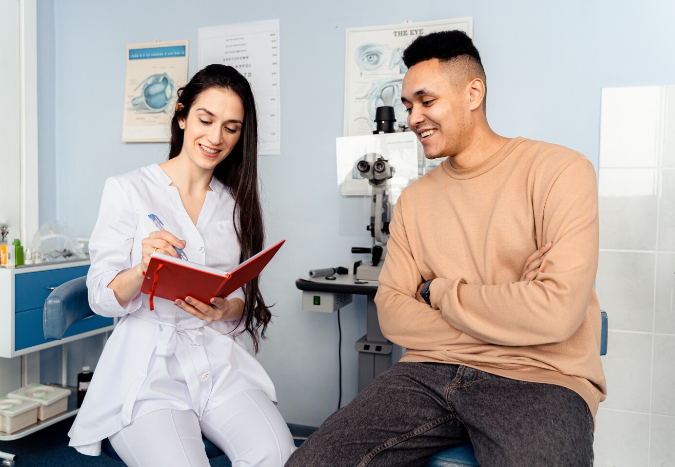 Man bij de optometrist