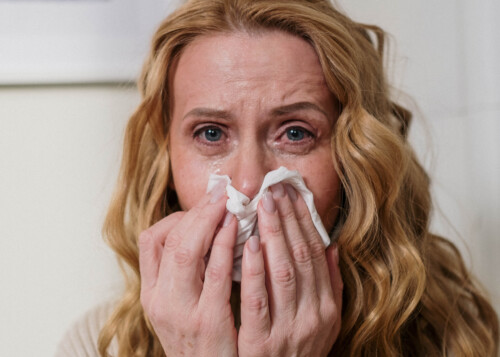 Vrouw met geïrriteerde ogen door een allergische reactie
