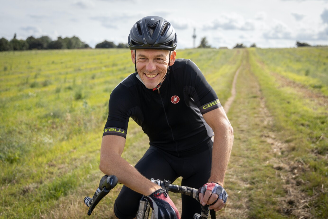 Oudere man op een sportfiets