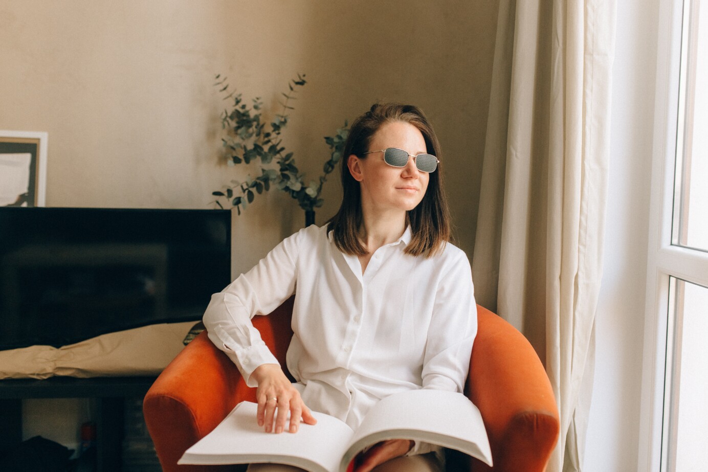 Blinde vrouw die een braille boek leest