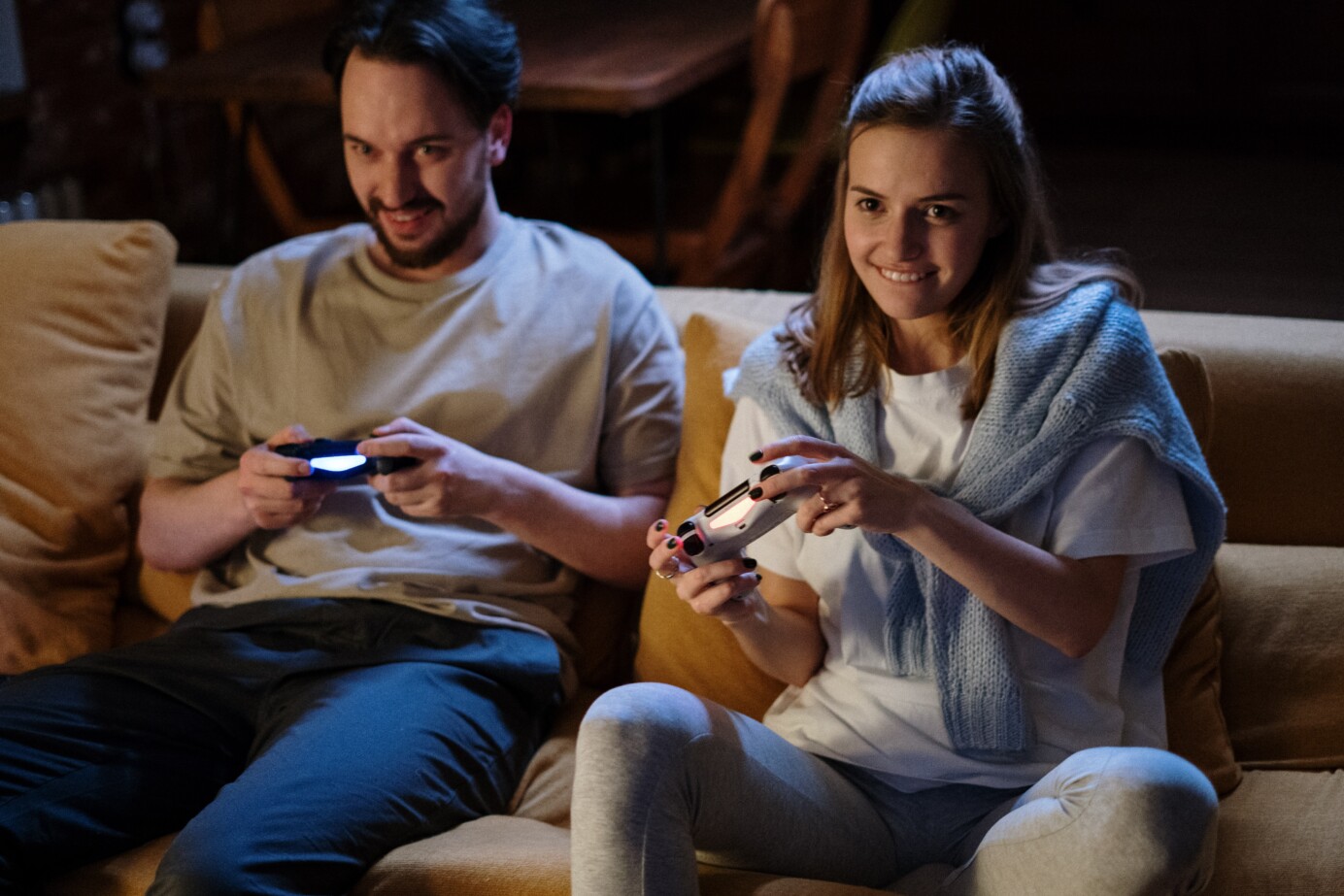 Man en vrouw aan het gamen op de bank