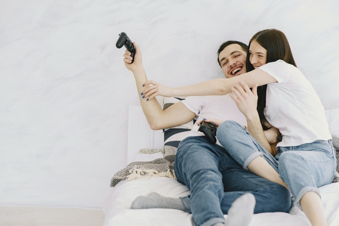Man en vrouw aan het gamen
