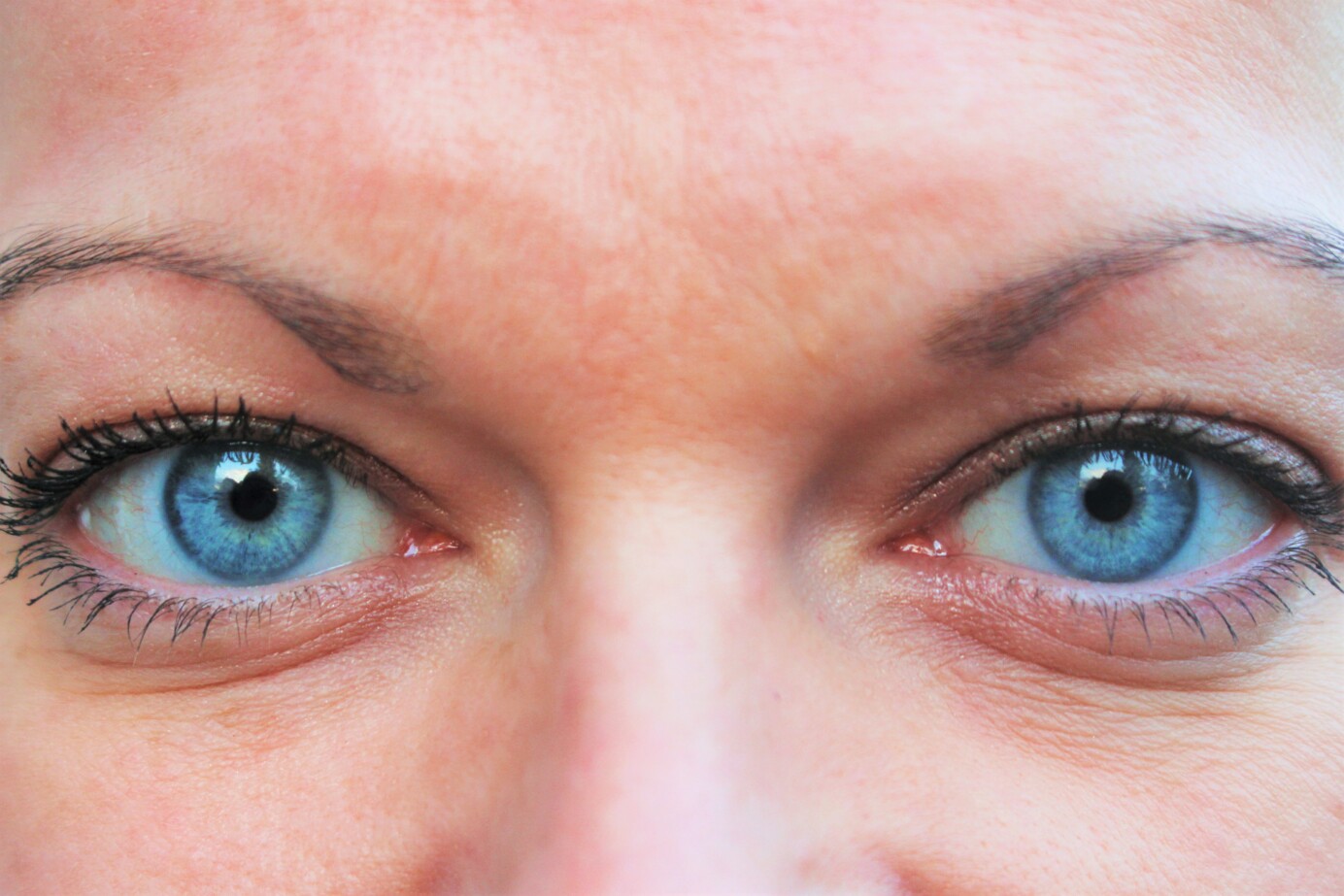 Close-up van een vrouw met blauwe ogen