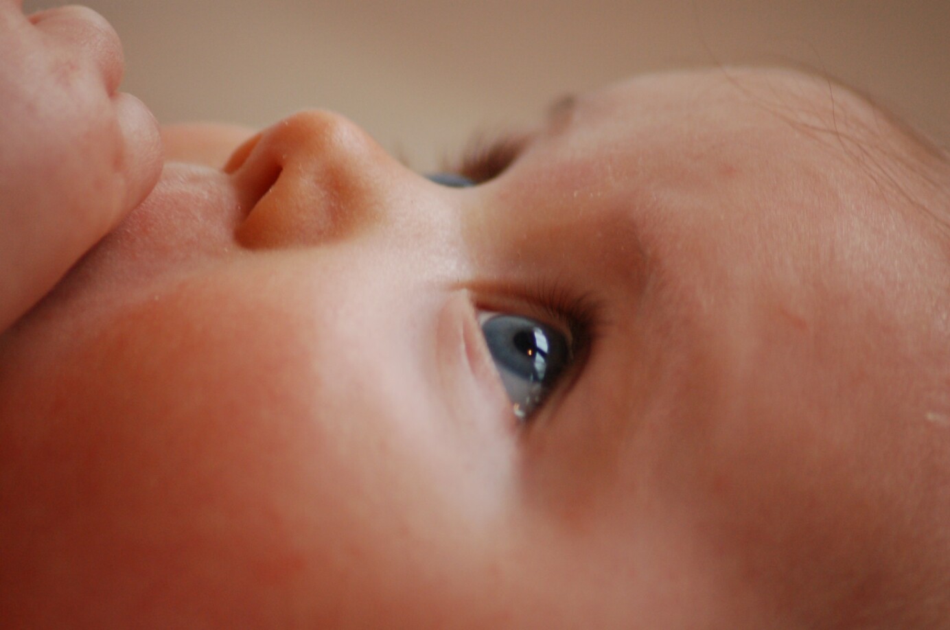 Een close-up van een baby met blauwe ogen