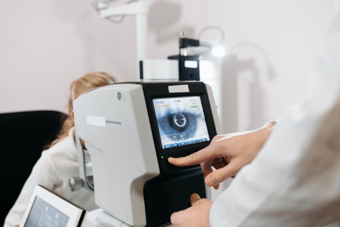 Zowel het laseren van de ogen als het plaatsen van implantaatlenzen is een medische ingreep.